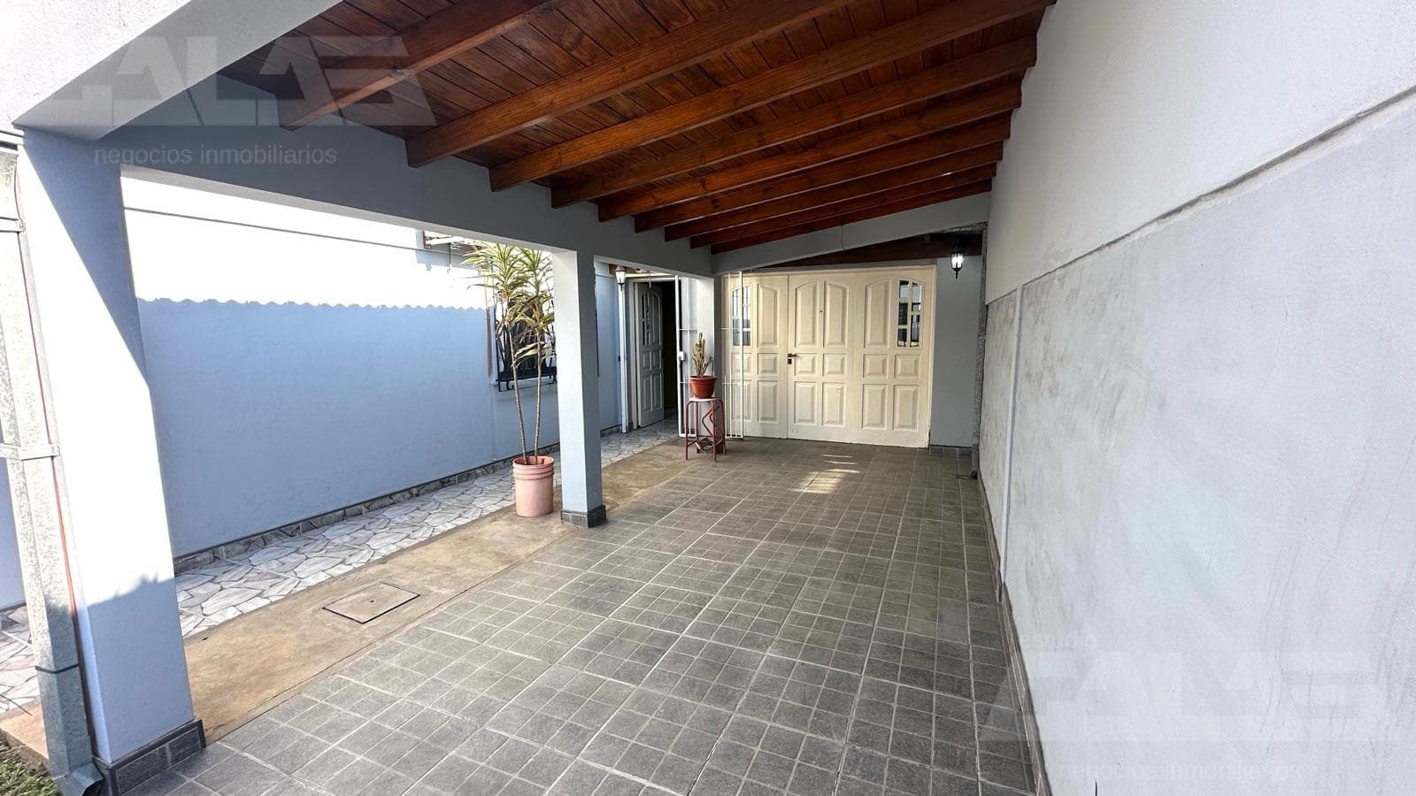 3-room house, move-in ready, with a separate apartment in Ituzaingó Norte