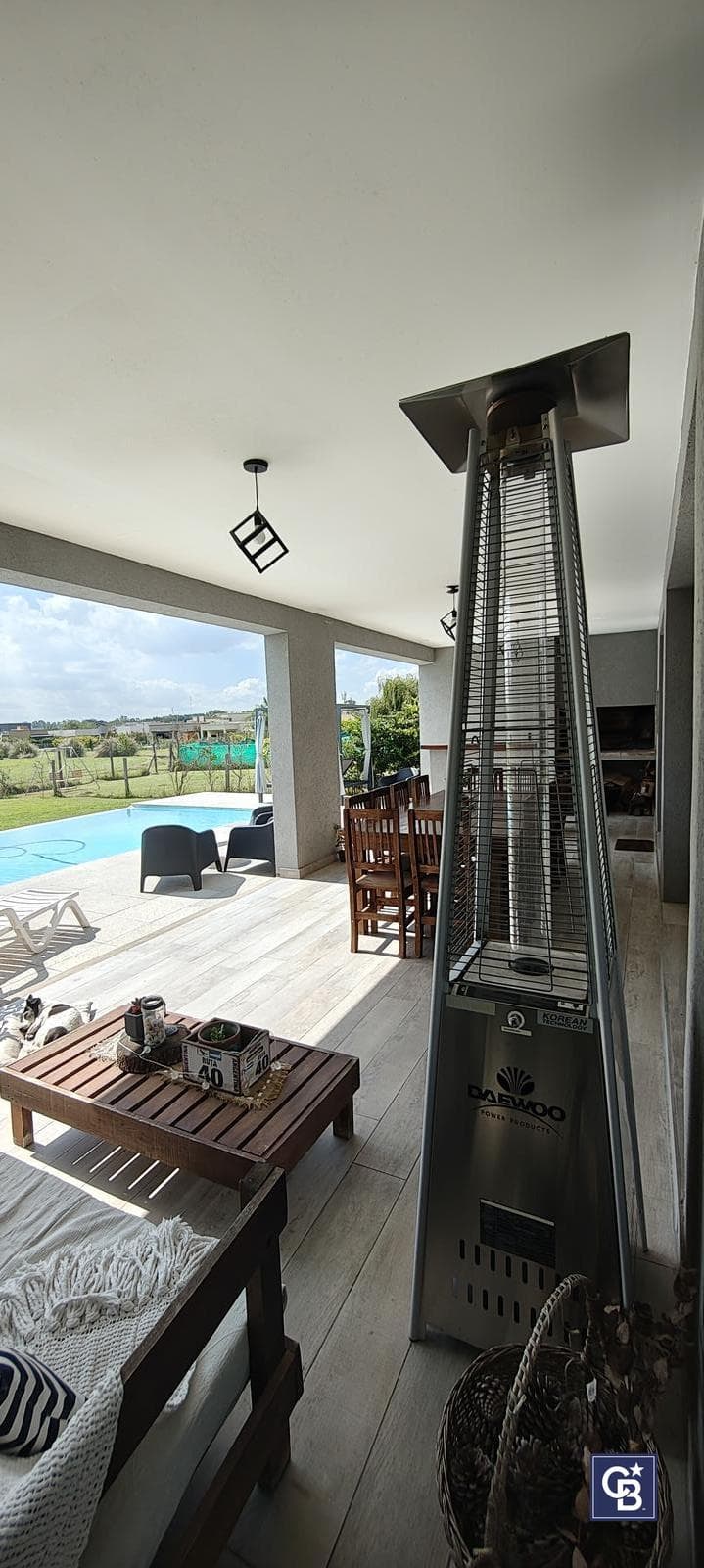 5-Bedroom House for Sale with Pool on an Enclosed Lot in Santa Elena, Pilar del Este