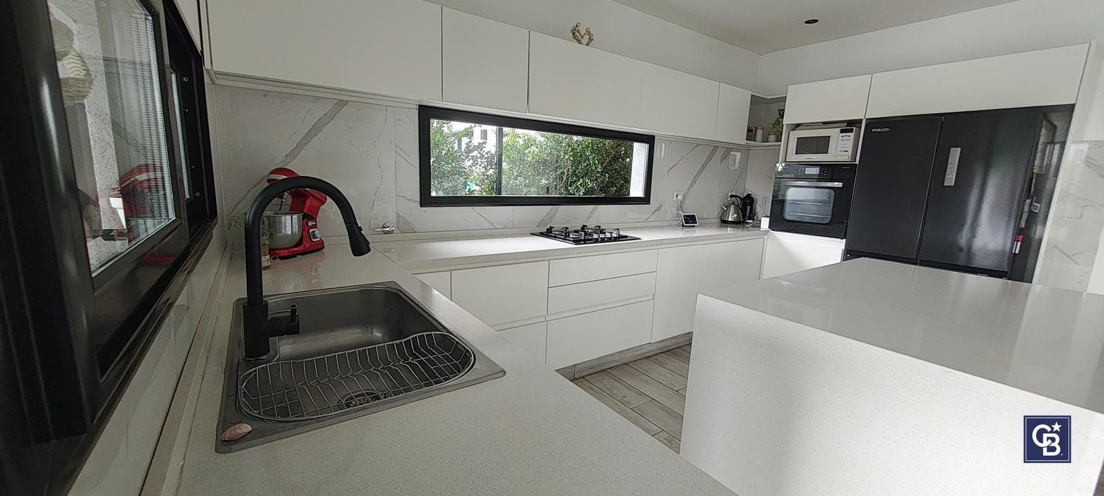 5-Bedroom House for Sale with Pool on an Enclosed Lot in Santa Elena, Pilar del Este