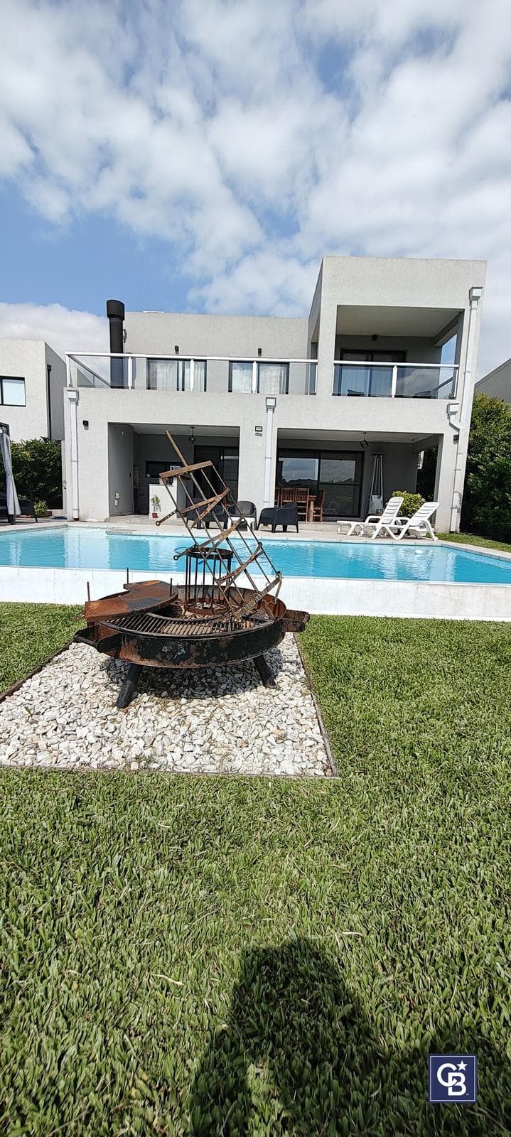 5-Bedroom House for Sale with Pool on an Enclosed Lot in Santa Elena, Pilar del Este