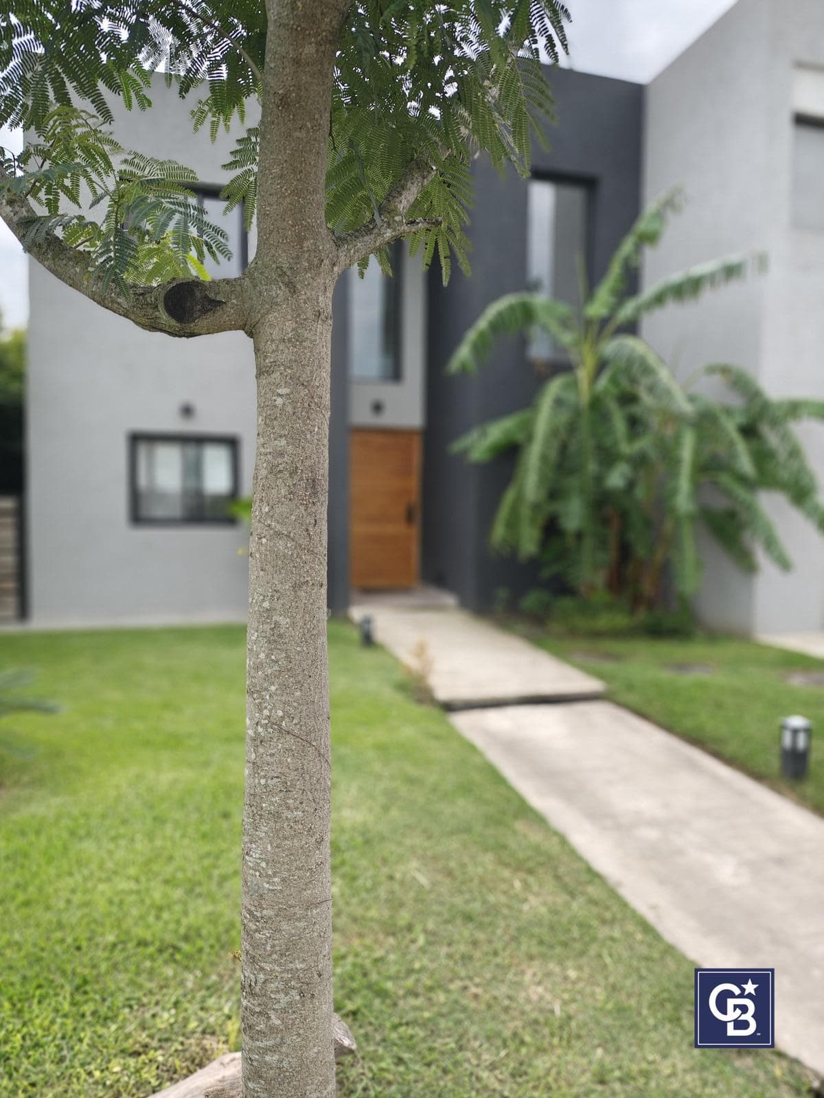 5-Bedroom House for Sale with Pool on an Enclosed Lot in Santa Elena, Pilar del Este