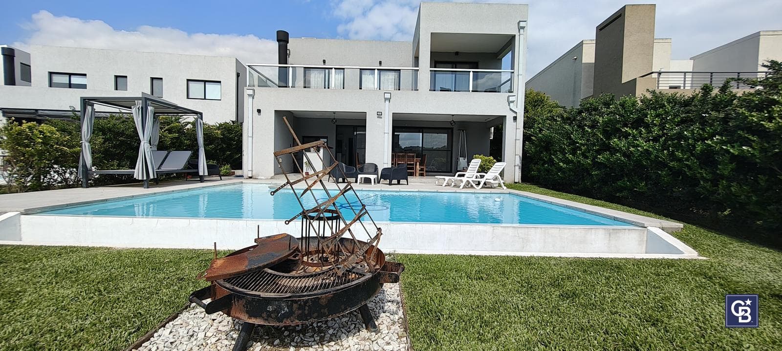 5-Bedroom House for Sale with Pool on an Enclosed Lot in Santa Elena, Pilar del Este