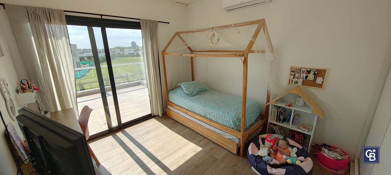 5-Bedroom House for Sale with Pool on an Enclosed Lot in Santa Elena, Pilar del Este
