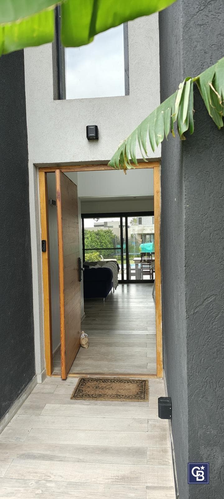 5-Bedroom House for Sale with Pool on an Enclosed Lot in Santa Elena, Pilar del Este
