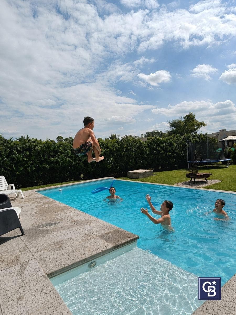 5-Bedroom House for Sale with Pool on an Enclosed Lot in Santa Elena, Pilar del Este