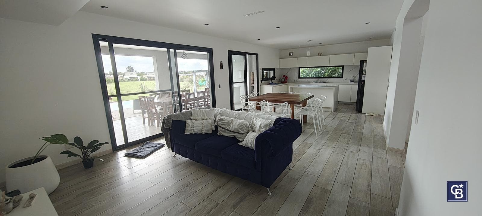 5-Bedroom House for Sale with Pool on an Enclosed Lot in Santa Elena, Pilar del Este