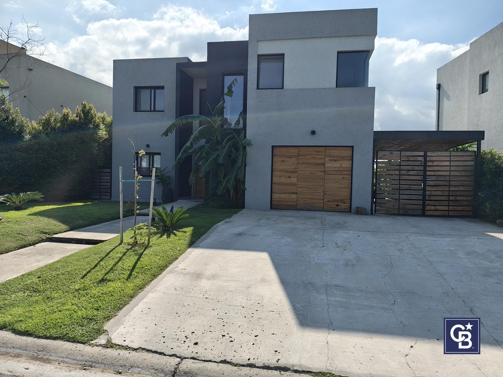 5-Bedroom House for Sale with Pool on an Enclosed Lot in Santa Elena, Pilar del Este