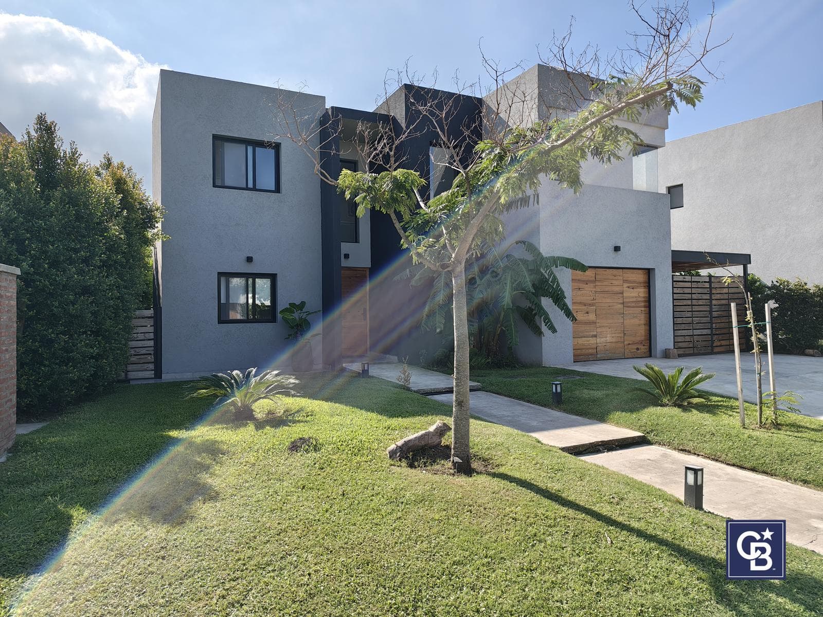5-Bedroom House for Sale with Pool on an Enclosed Lot in Santa Elena, Pilar del Este