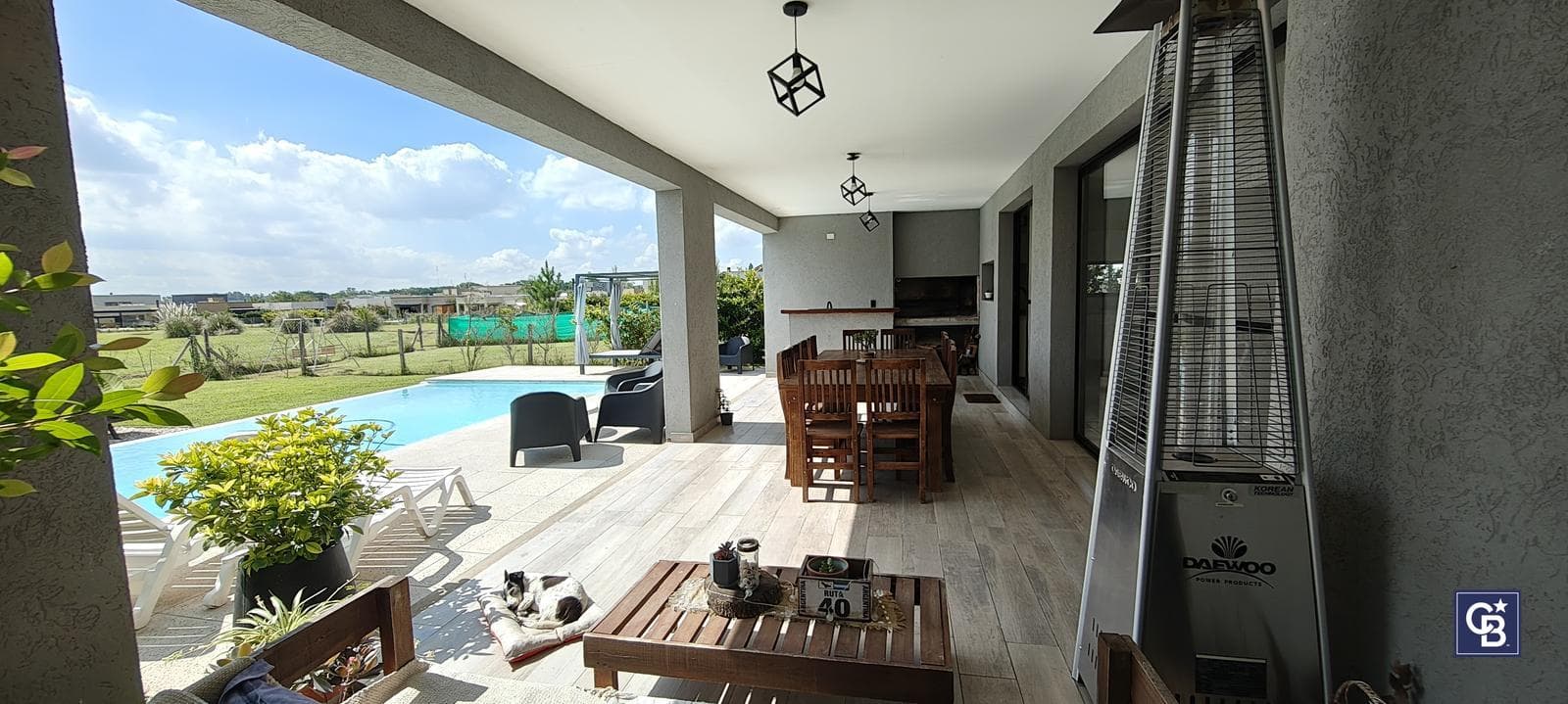 5-Bedroom House for Sale with Pool on an Enclosed Lot in Santa Elena, Pilar del Este