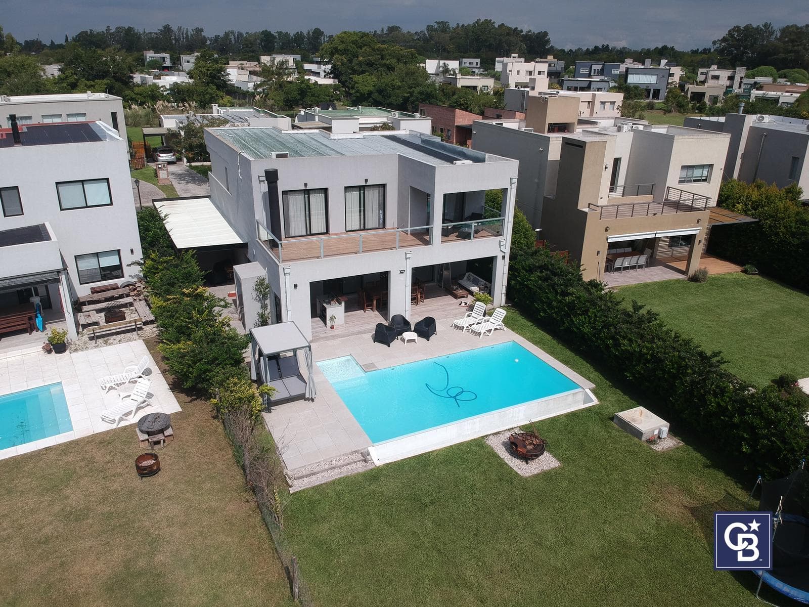 5-Bedroom House for Sale with Pool on an Enclosed Lot in Santa Elena, Pilar del Este
