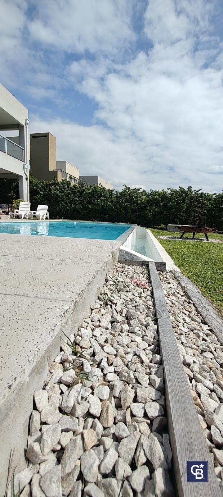 5-Bedroom House for Sale with Pool on an Enclosed Lot in Santa Elena, Pilar del Este