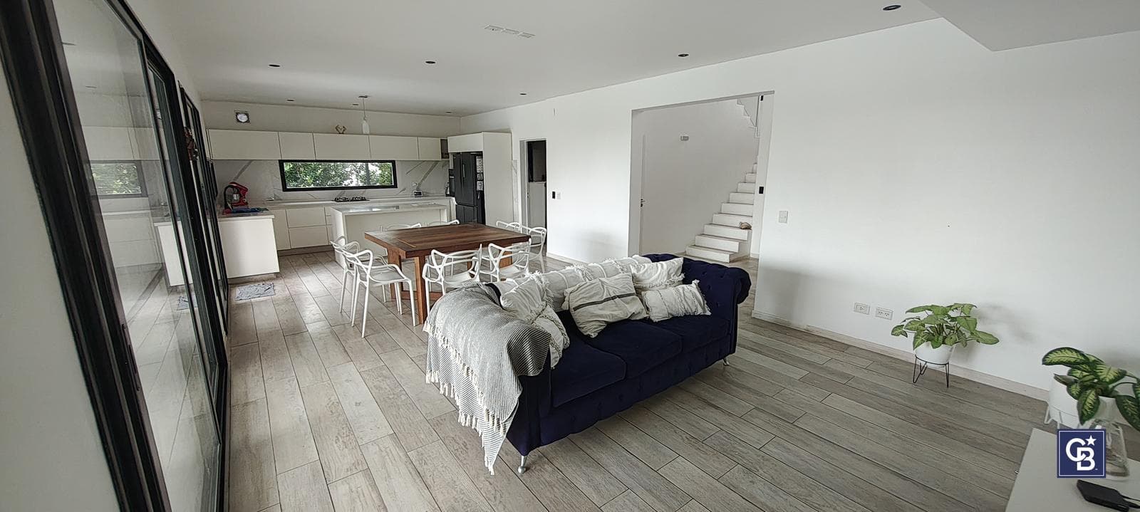 5-Bedroom House for Sale with Pool on an Enclosed Lot in Santa Elena, Pilar del Este