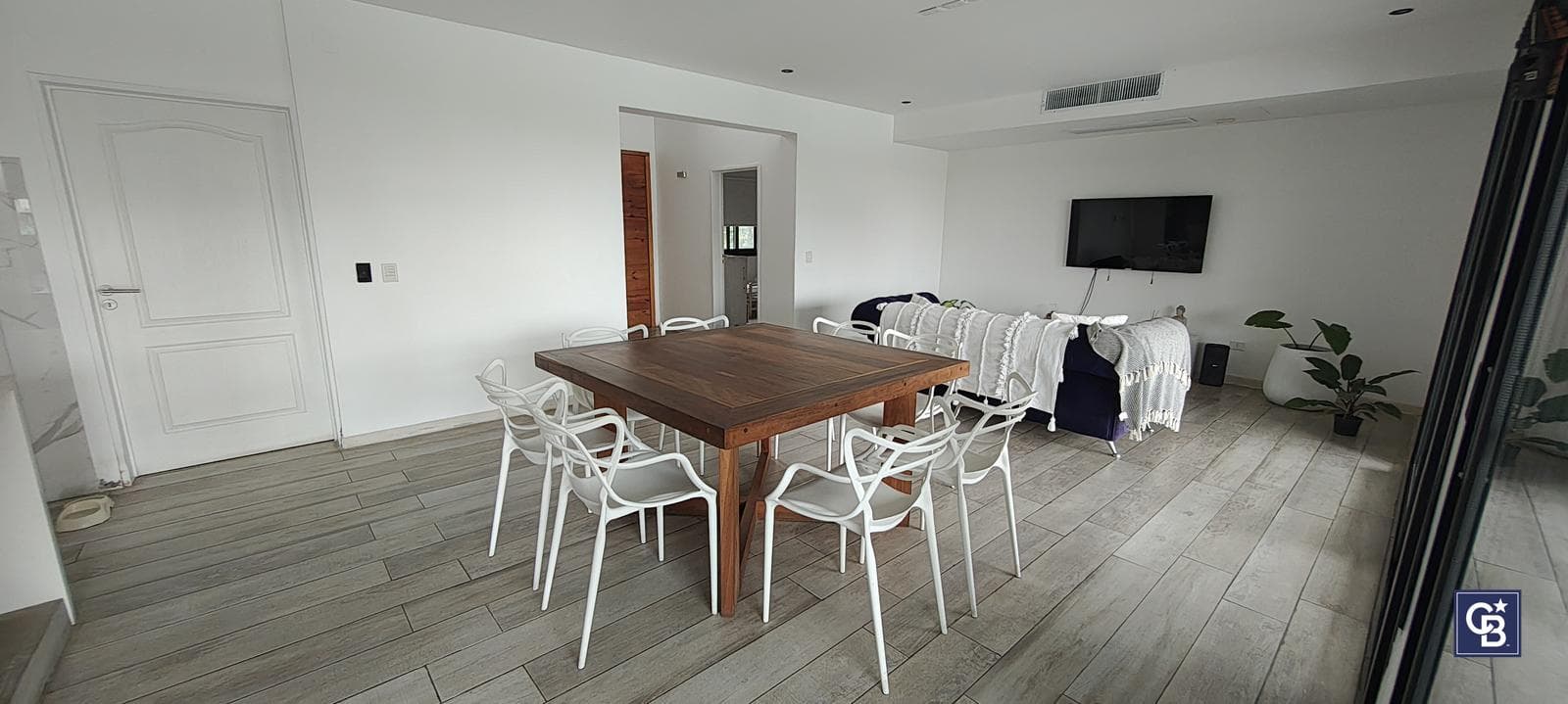 5-Bedroom House for Sale with Pool on an Enclosed Lot in Santa Elena, Pilar del Este