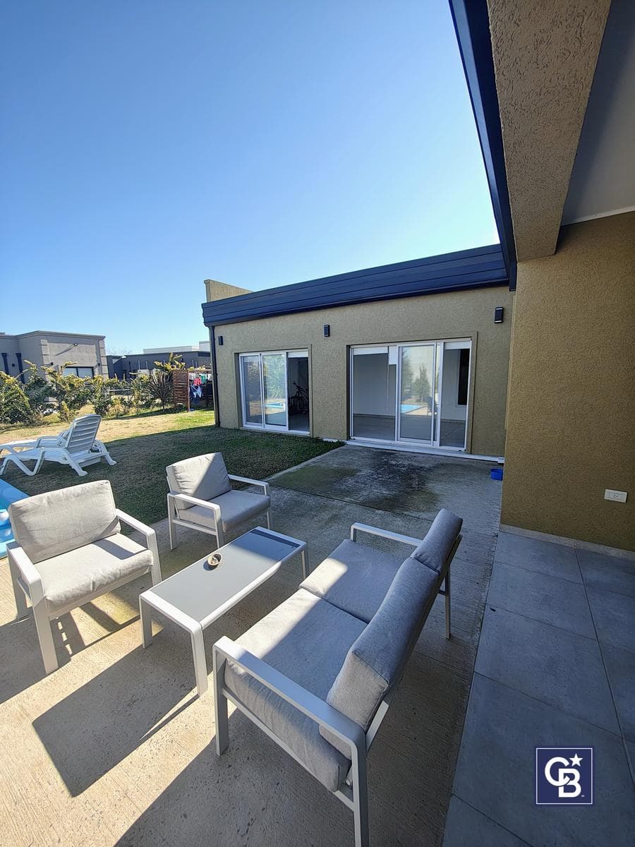 House for Sale: 3 Bedrooms and Separate Office with Pool in San Ramón, Pilar del Este