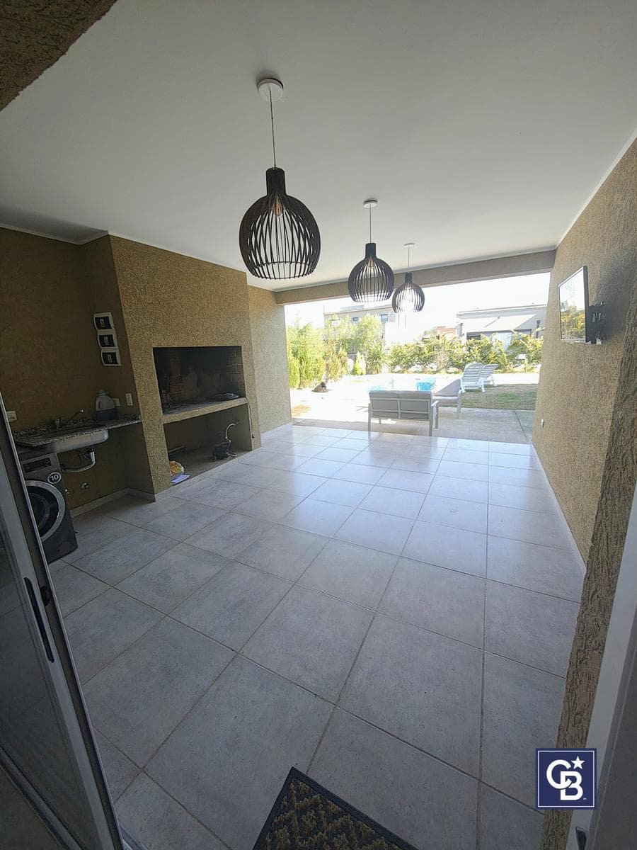 House for Sale: 3 Bedrooms and Separate Office with Pool in San Ramón, Pilar del Este