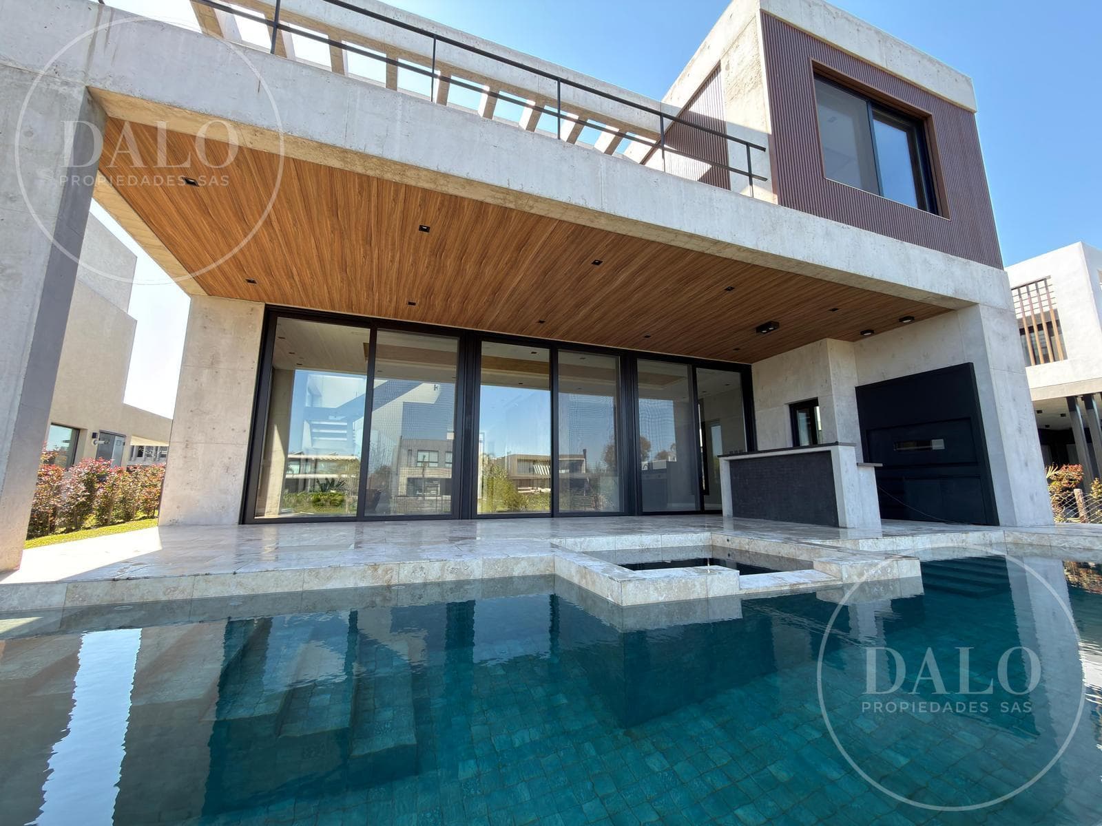 House for Sale in Yacht Nordelta. 6 rooms with a river view and a private dock.
