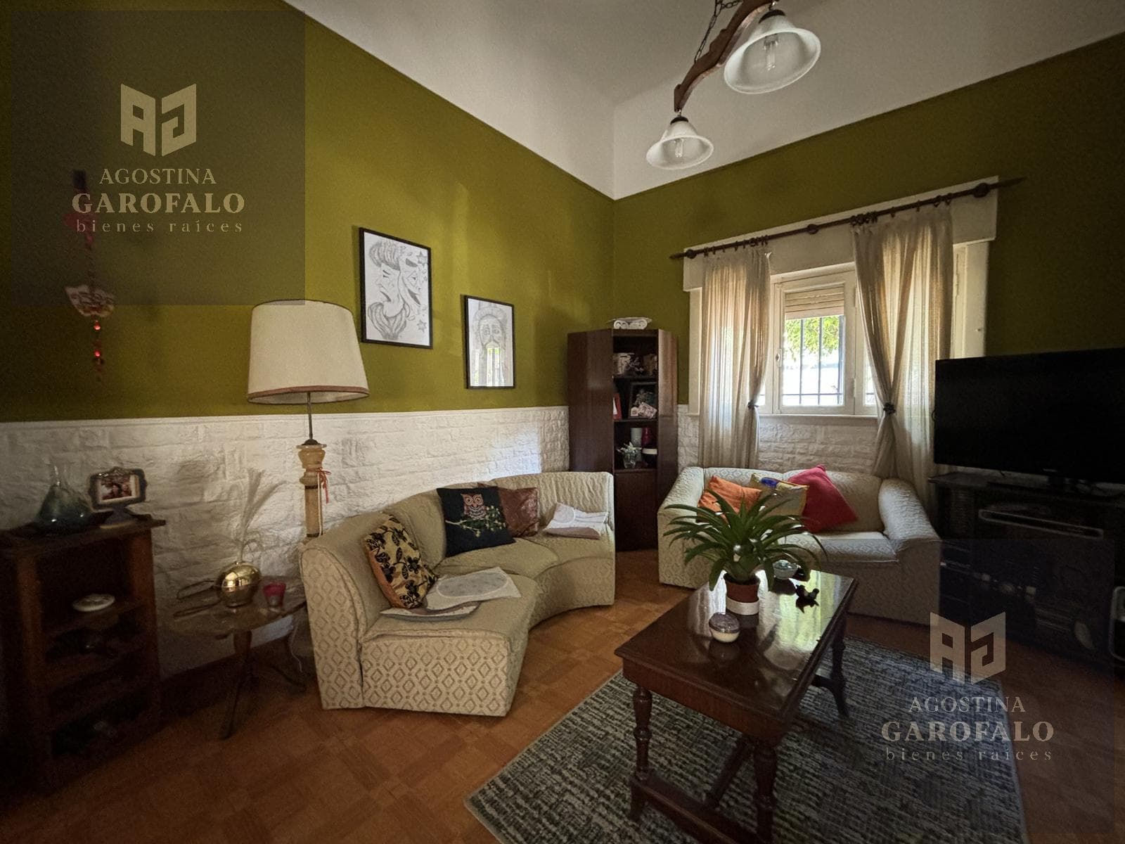House for Sale: 4-room home on its own lot in Flores with a backyard