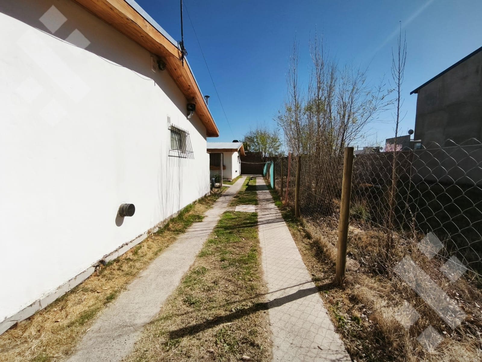 For Sale: 2 Houses on a 300-square-meter Lot in the Caminos del Sol Neighborhood - Plottier