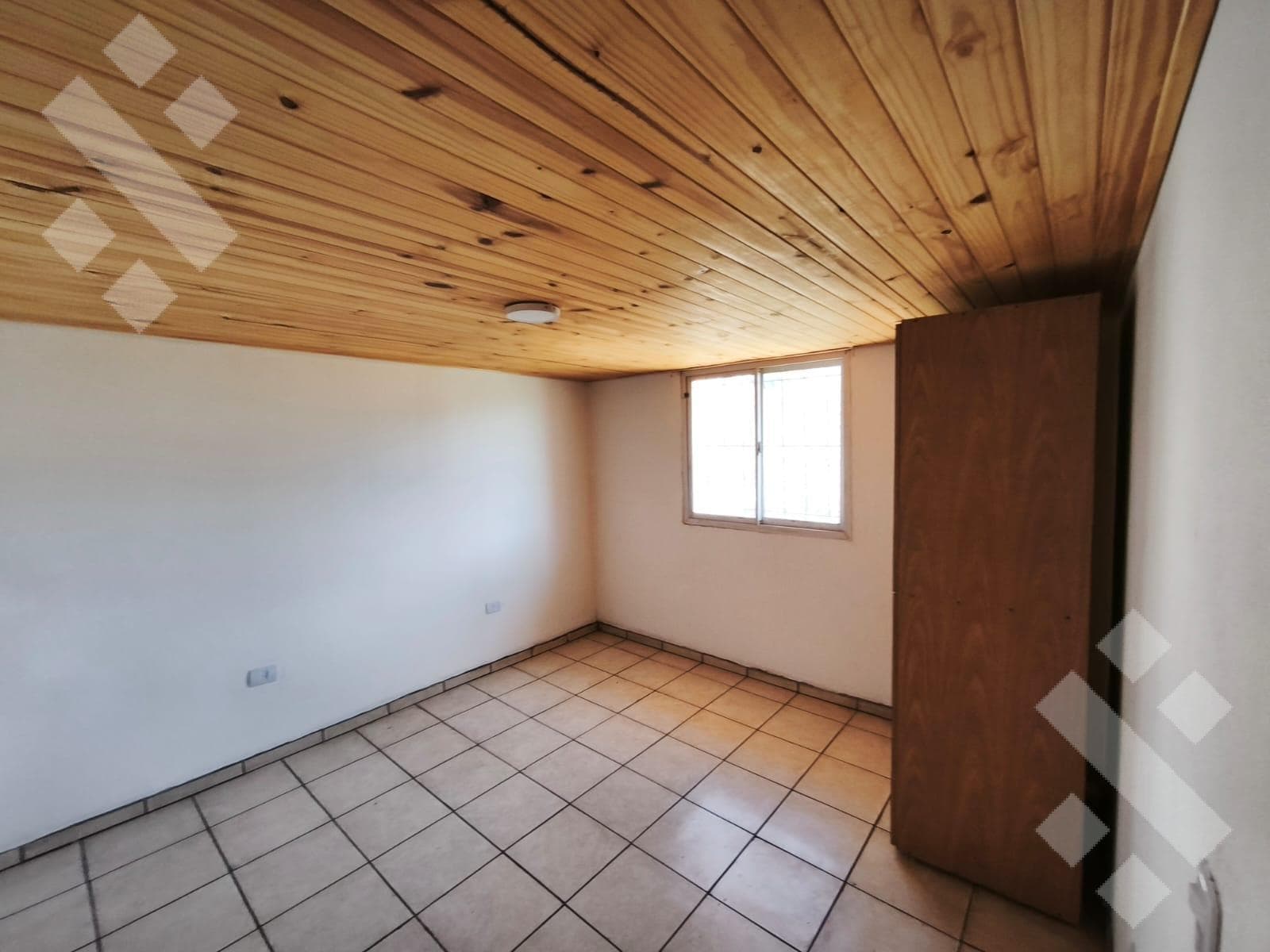 For Sale: 2 Houses on a 300-square-meter Lot in the Caminos del Sol Neighborhood - Plottier