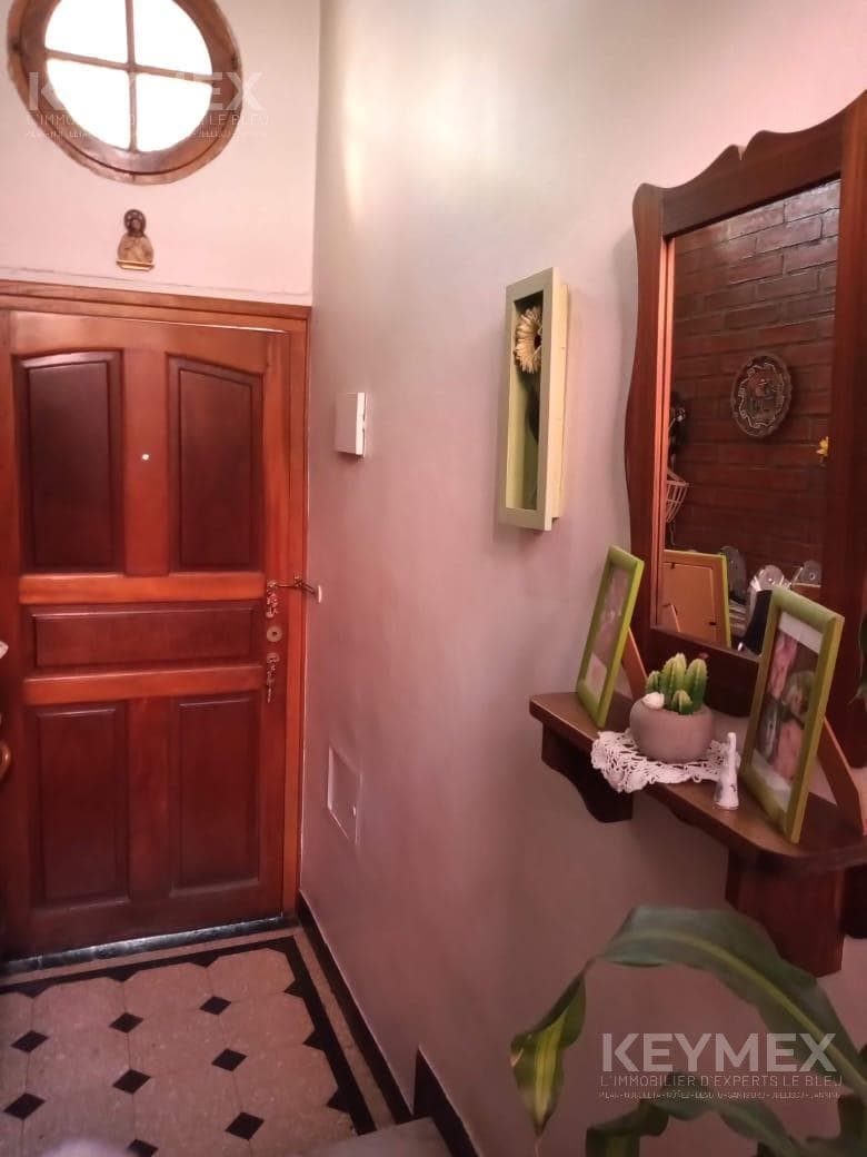 HOUSE FOR SALE ON ITS OWN LOT IN THE BOEDO NEIGHBORHOOD—COMFORTABLE, SPACIOUS, AND VERY BRIGHT.