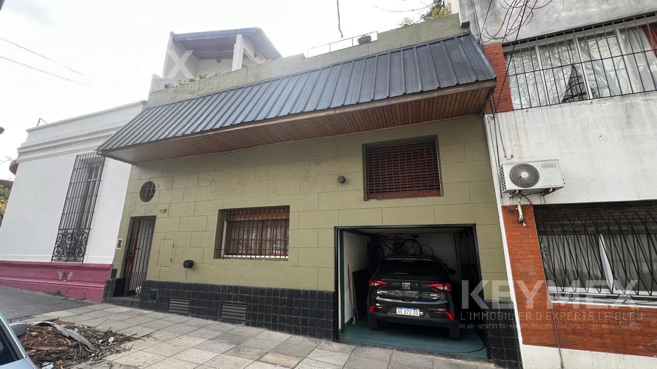HOUSE FOR SALE ON ITS OWN LOT IN THE BOEDO NEIGHBORHOOD—COMFORTABLE, SPACIOUS, AND VERY BRIGHT.