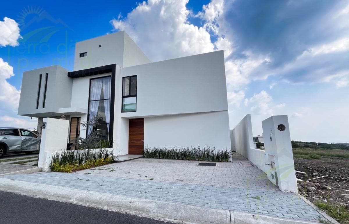 Beautiful House for Sale on a Private Street in Juriquilla, Querétaro