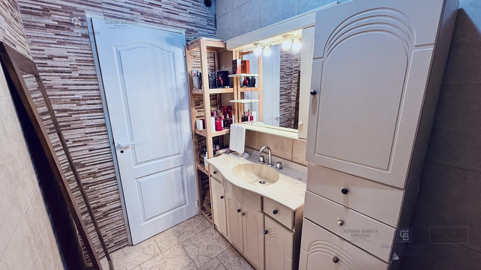 4-ROOM HOUSE FOR SALE ON PRIVATE LOT WITH TERRACE, LIVING ROOM, AND BARBECUE AREA IN BARRACAS