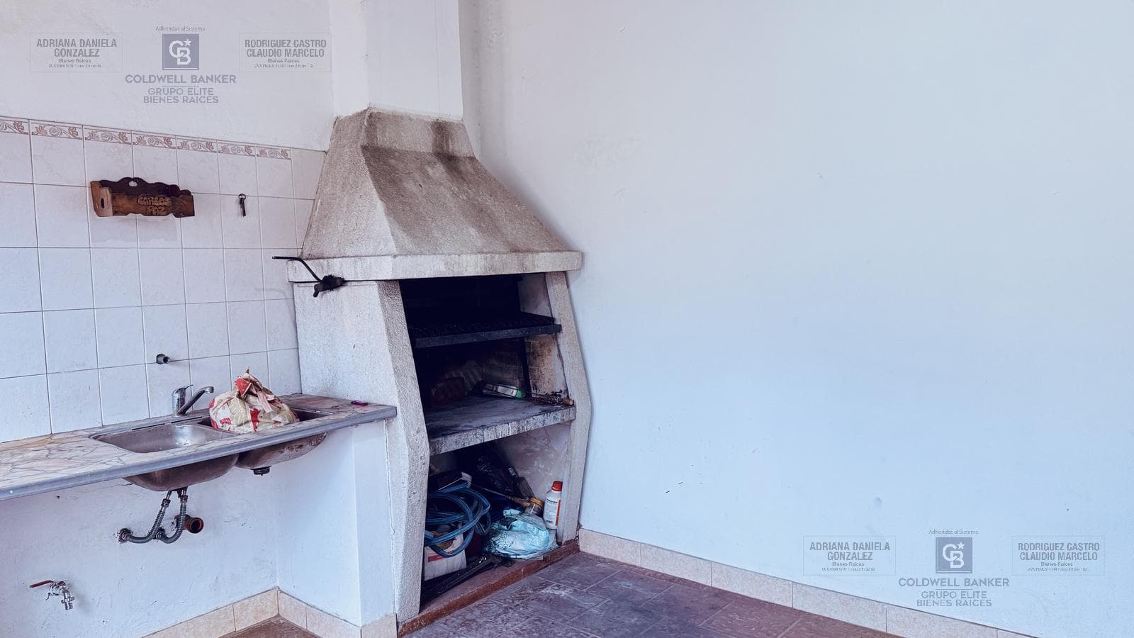 4-ROOM HOUSE FOR SALE ON PRIVATE LOT WITH TERRACE, LIVING ROOM, AND BARBECUE AREA IN BARRACAS