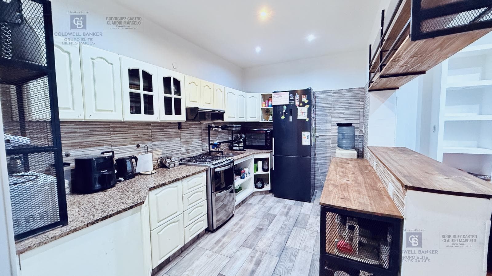 4-ROOM HOUSE FOR SALE ON PRIVATE LOT WITH TERRACE, LIVING ROOM, AND BARBECUE AREA IN BARRACAS