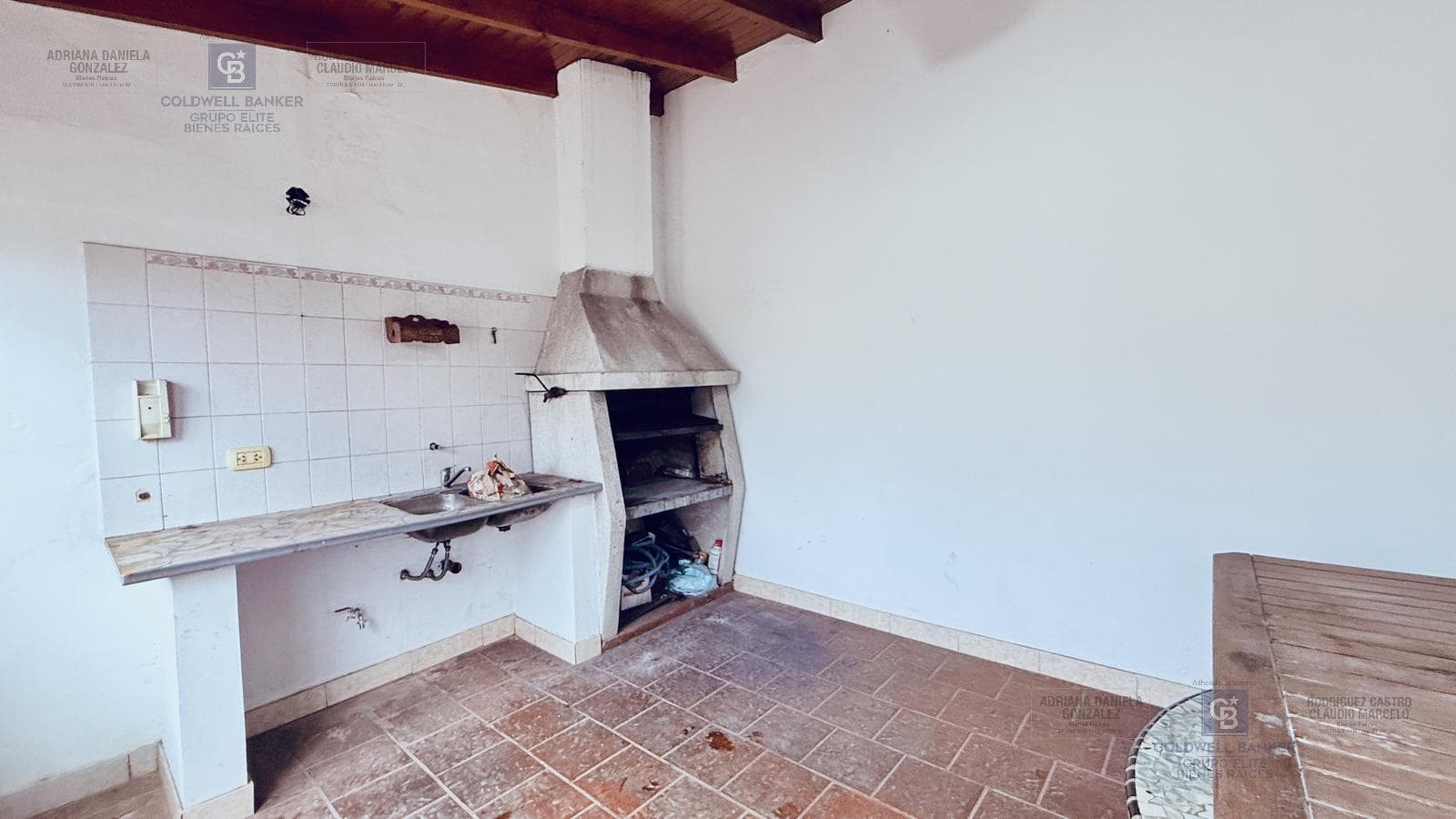 4-ROOM HOUSE FOR SALE ON PRIVATE LOT WITH TERRACE, LIVING ROOM, AND BARBECUE AREA IN BARRACAS