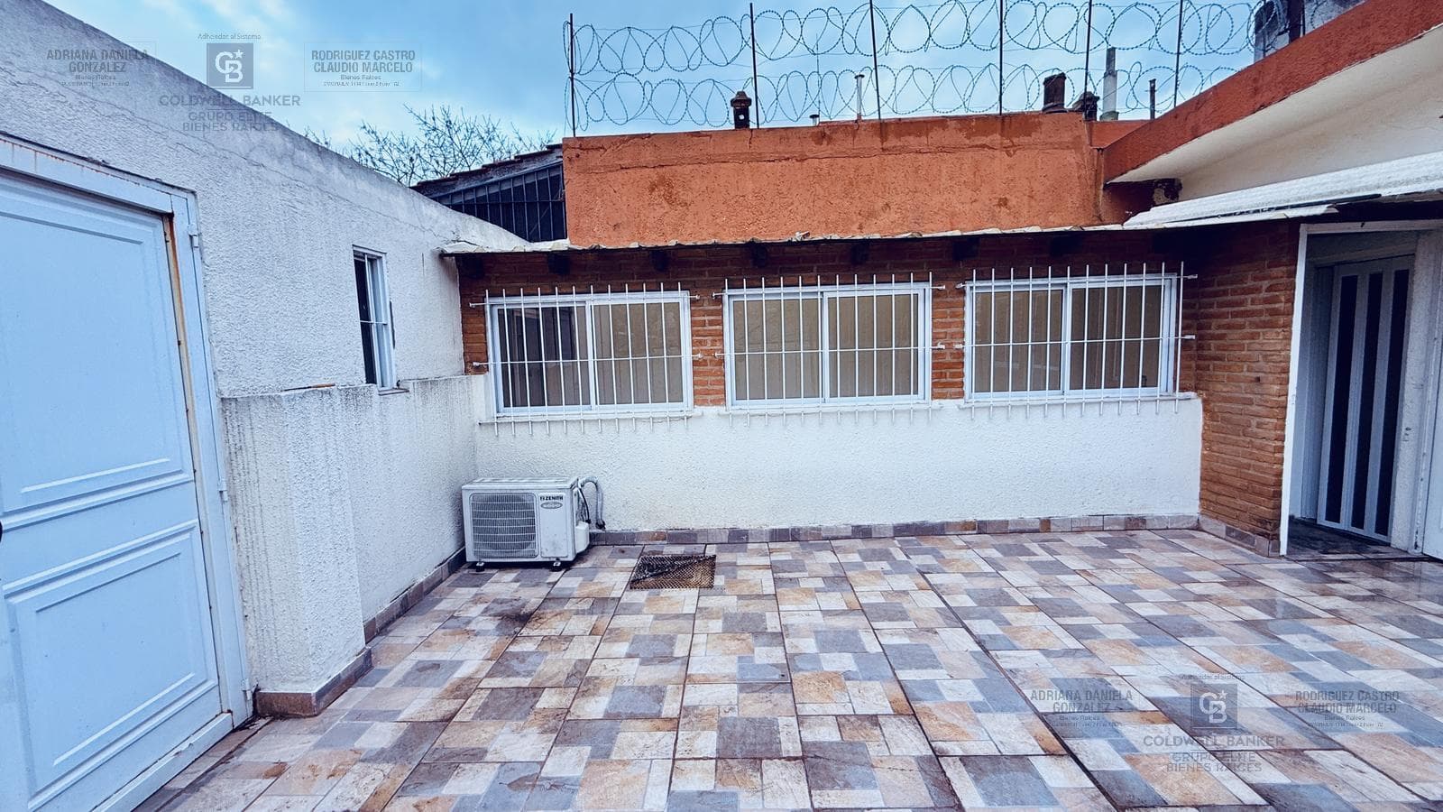 4-ROOM HOUSE FOR SALE ON PRIVATE LOT WITH TERRACE, LIVING ROOM, AND BARBECUE AREA IN BARRACAS