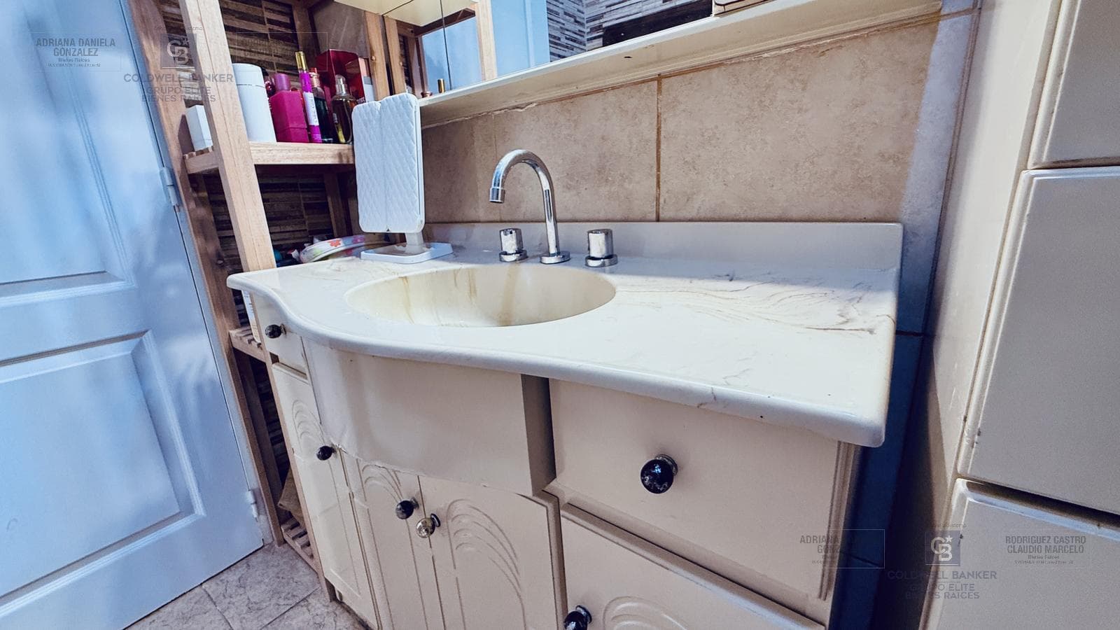 4-ROOM HOUSE FOR SALE ON PRIVATE LOT WITH TERRACE, LIVING ROOM, AND BARBECUE AREA IN BARRACAS