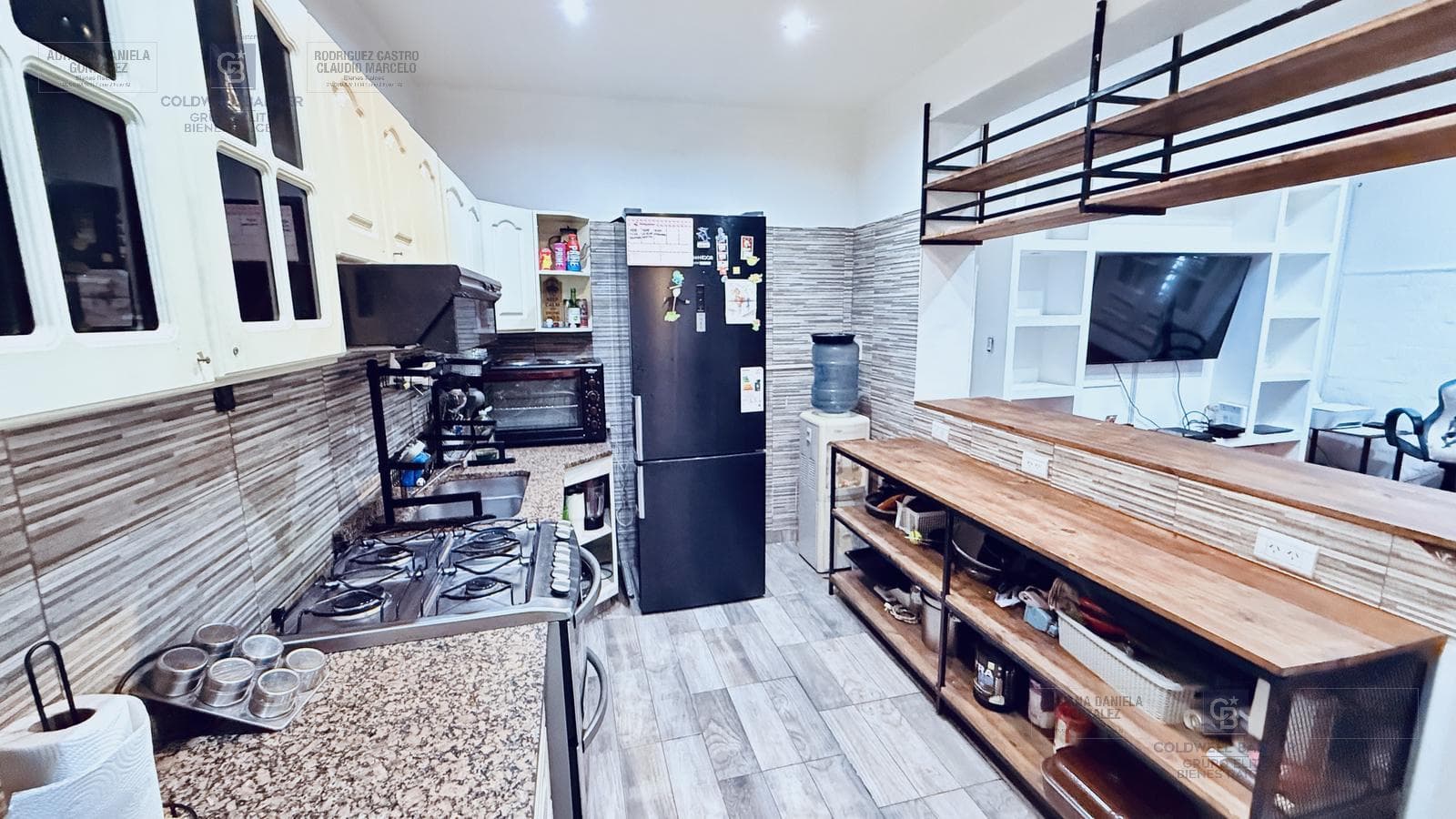 4-ROOM HOUSE FOR SALE ON PRIVATE LOT WITH TERRACE, LIVING ROOM, AND BARBECUE AREA IN BARRACAS