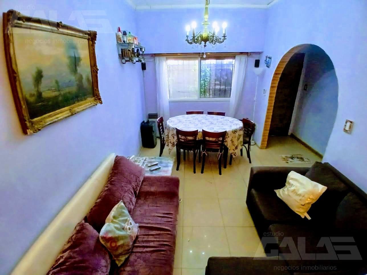 Family home with a large yard, 3 bedrooms, and a 5-car garage just a few meters from the Autopista Oeste