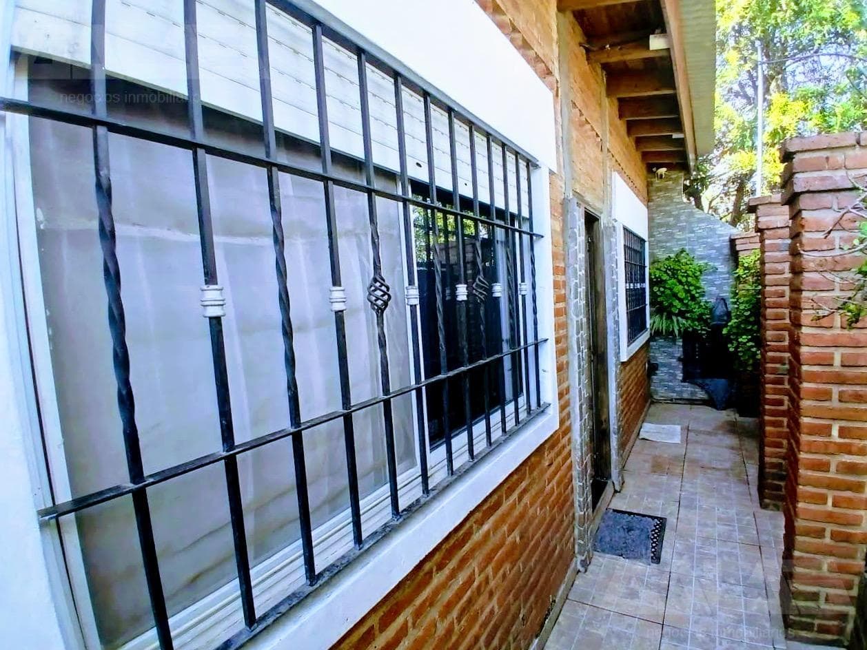 Family home with a large yard, 3 bedrooms, and a 5-car garage just a few meters from the Autopista Oeste