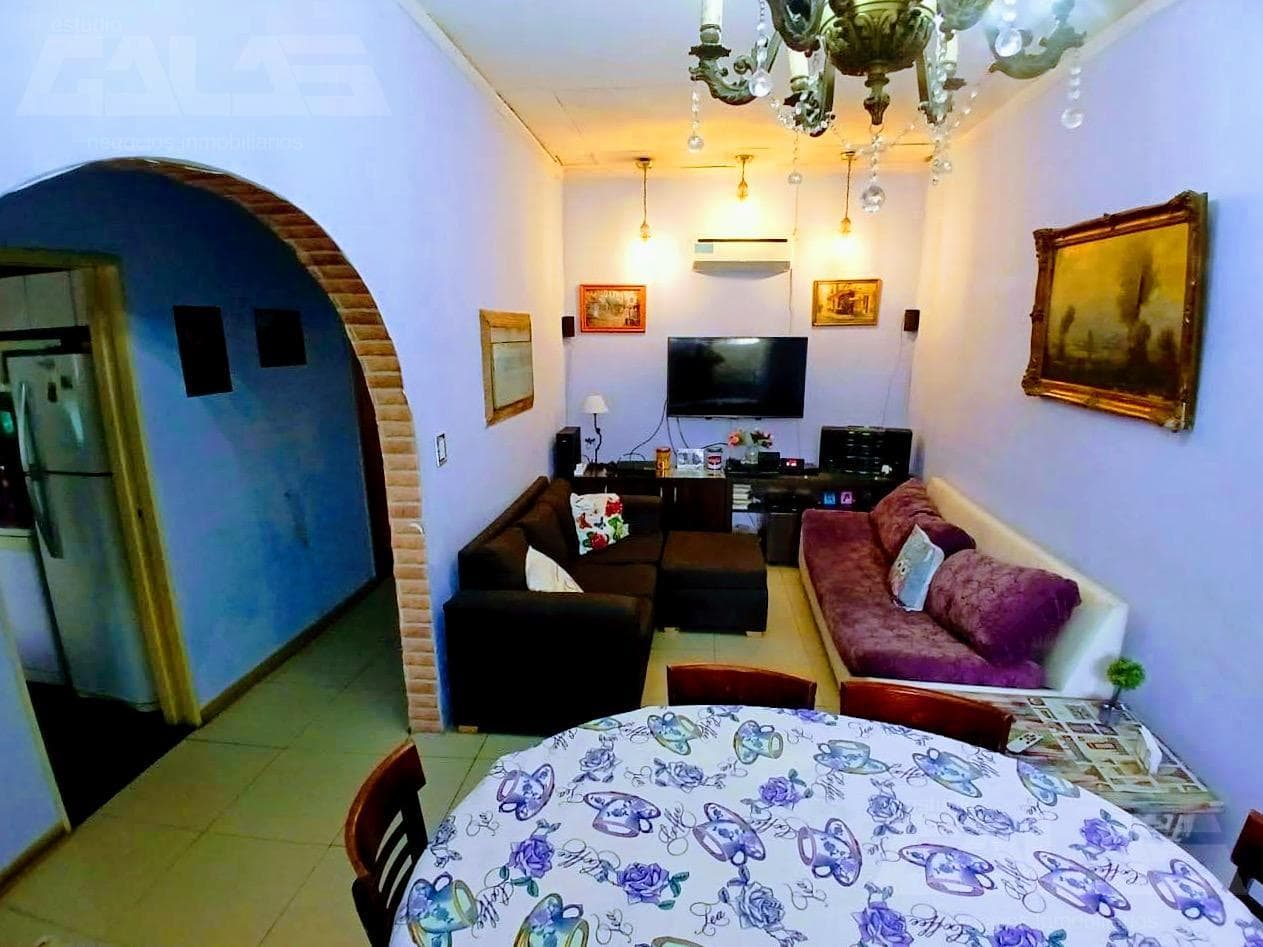 Family home with a large yard, 3 bedrooms, and a 5-car garage just a few meters from the Autopista Oeste