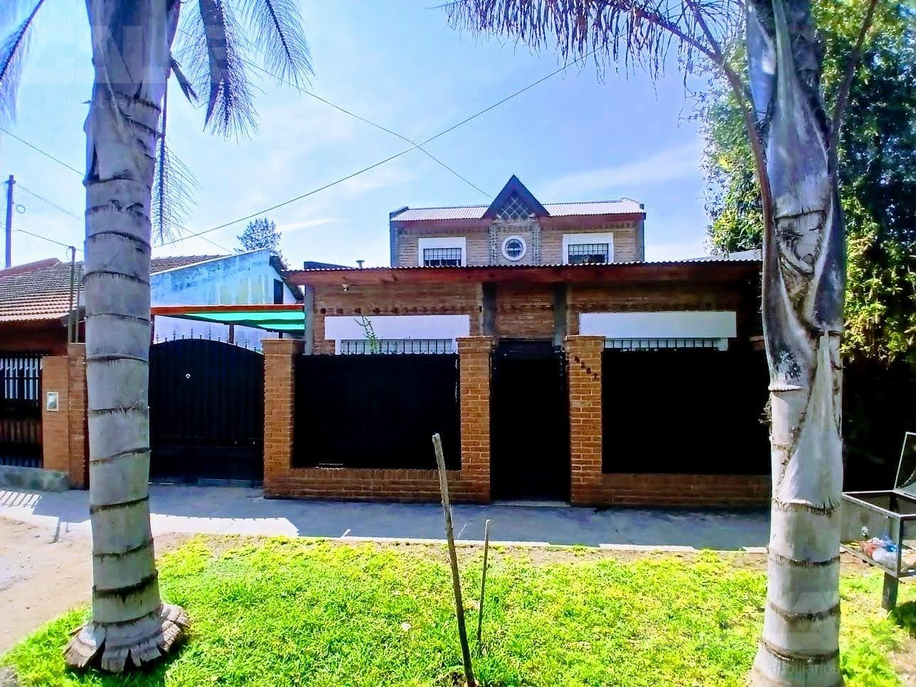 Family home with a large yard, 3 bedrooms, and a 5-car garage just a few meters from the Autopista Oeste