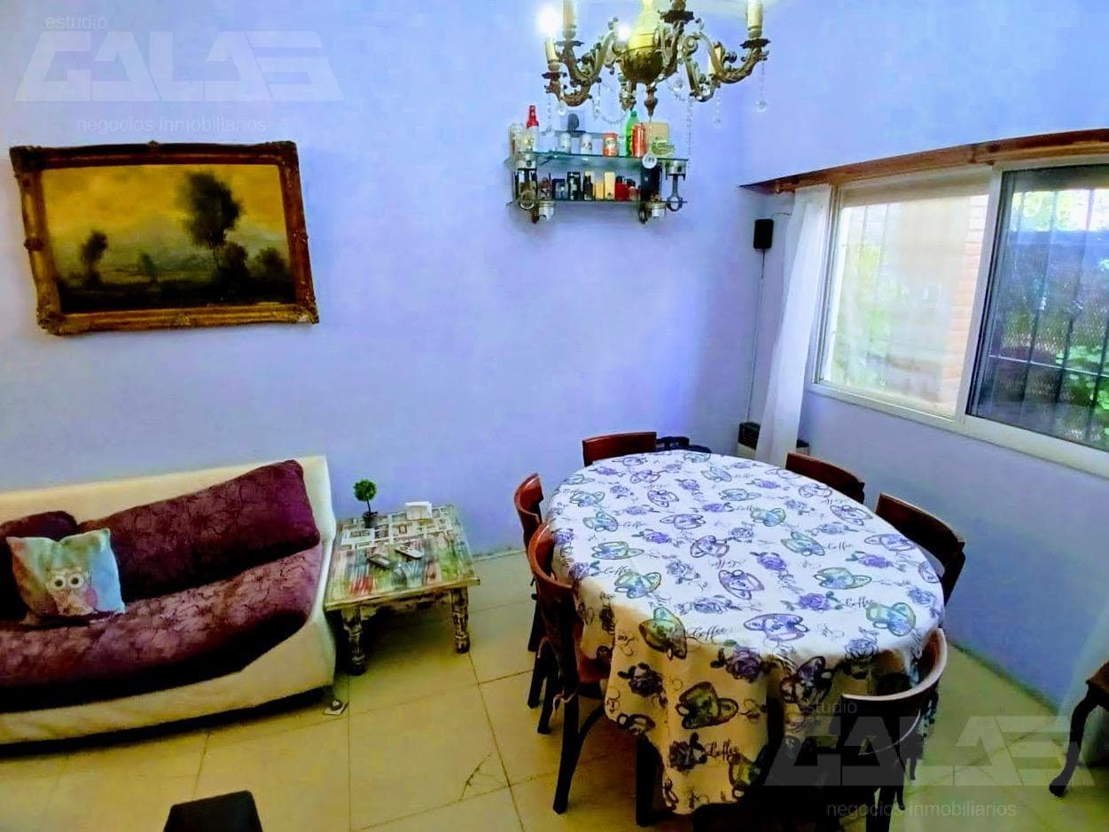 Family home with a large yard, 3 bedrooms, and a 5-car garage just a few meters from the Autopista Oeste