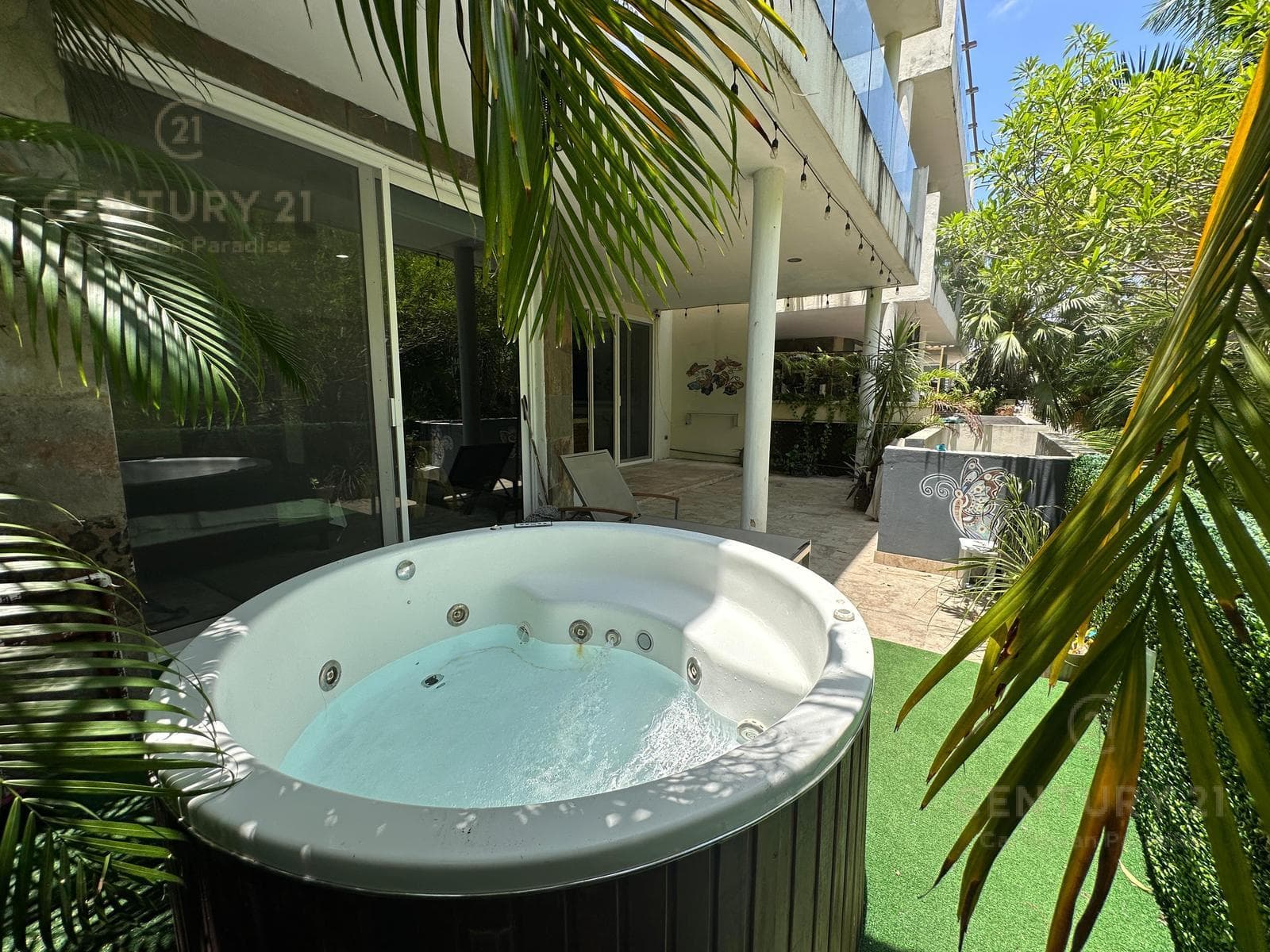 Spacious 2-bedroom, 2.5-bathroom apartment for sale, one block from the ocean in Playa del Carmen P4462