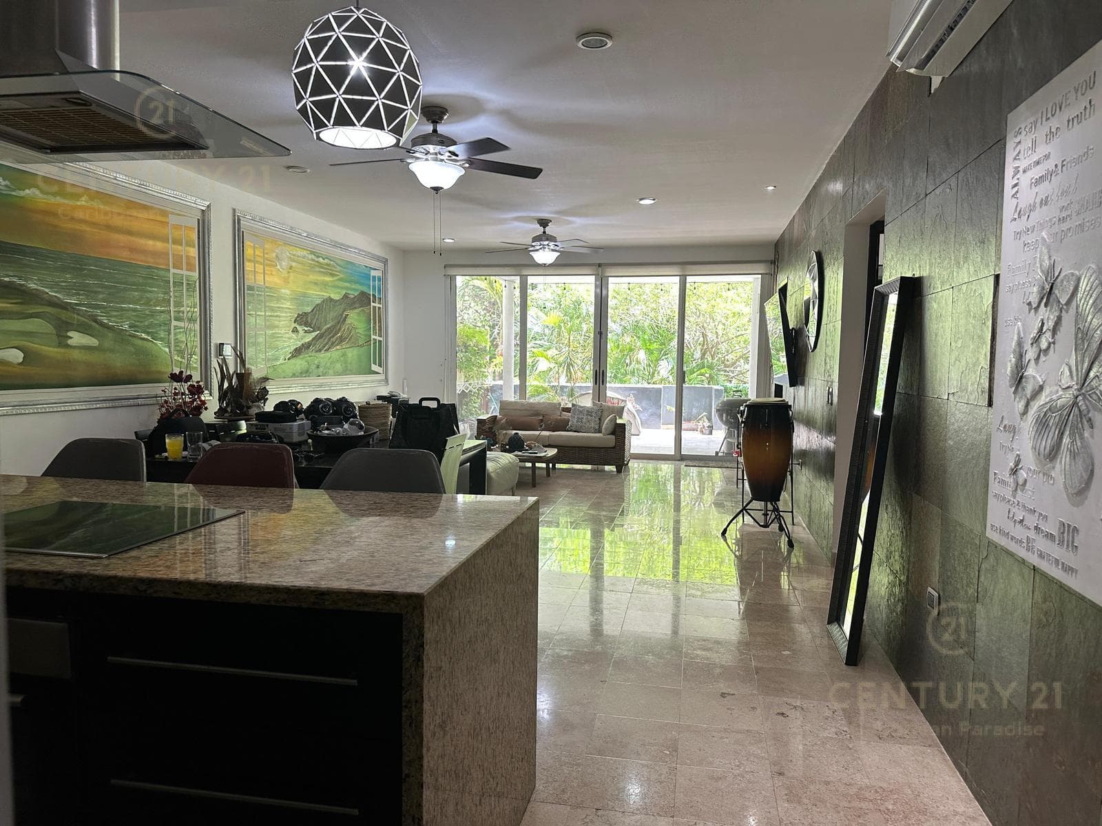Spacious 2-bedroom, 2.5-bathroom apartment for sale, one block from the ocean in Playa del Carmen P4462
