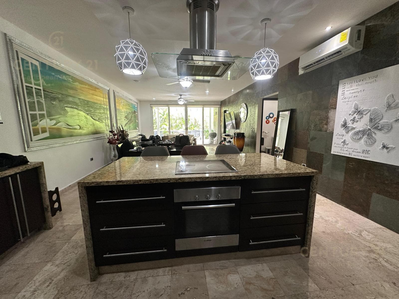 Spacious 2-bedroom, 2.5-bathroom apartment for sale, one block from the ocean in Playa del Carmen P4462