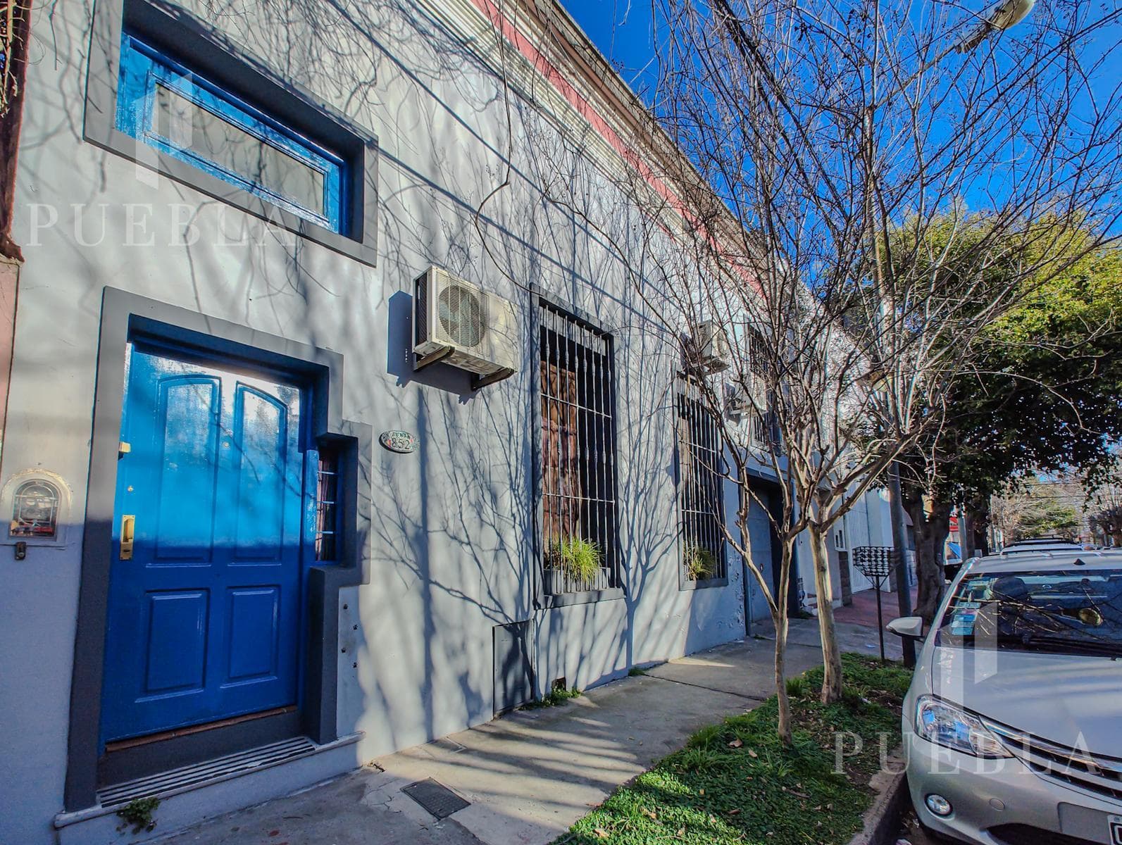 VINTAGE HOUSE FOR SALE IN SAN FERNANDO - BEAUTIFUL GREEN SPACE IN THE BACKYARD