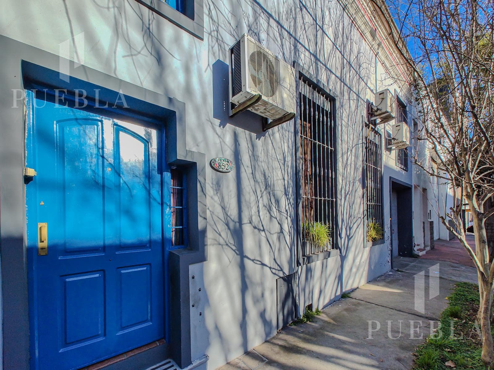 VINTAGE HOUSE FOR SALE IN SAN FERNANDO - BEAUTIFUL GREEN SPACE IN THE BACKYARD