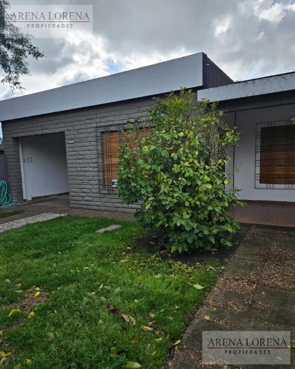 House for Sale: 3 Bedrooms, Pool Area in Ituzaingó Norte