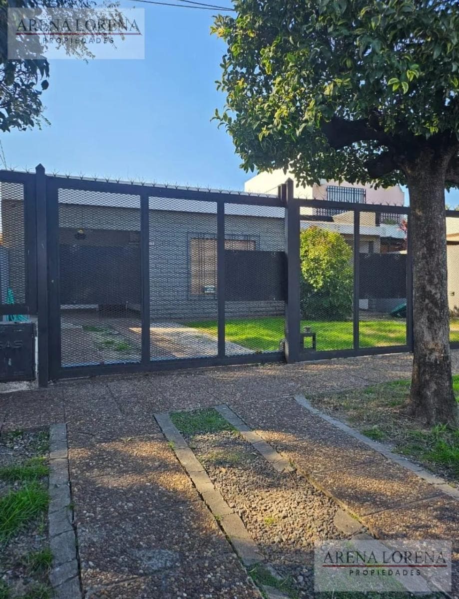 House for Sale: 3 Bedrooms, Pool Area in Ituzaingó Norte