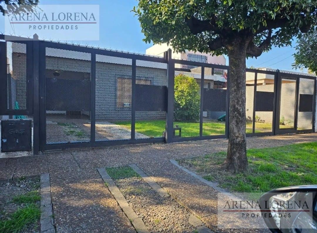 House for Sale: 3 Bedrooms, Pool Area in Ituzaingó Norte