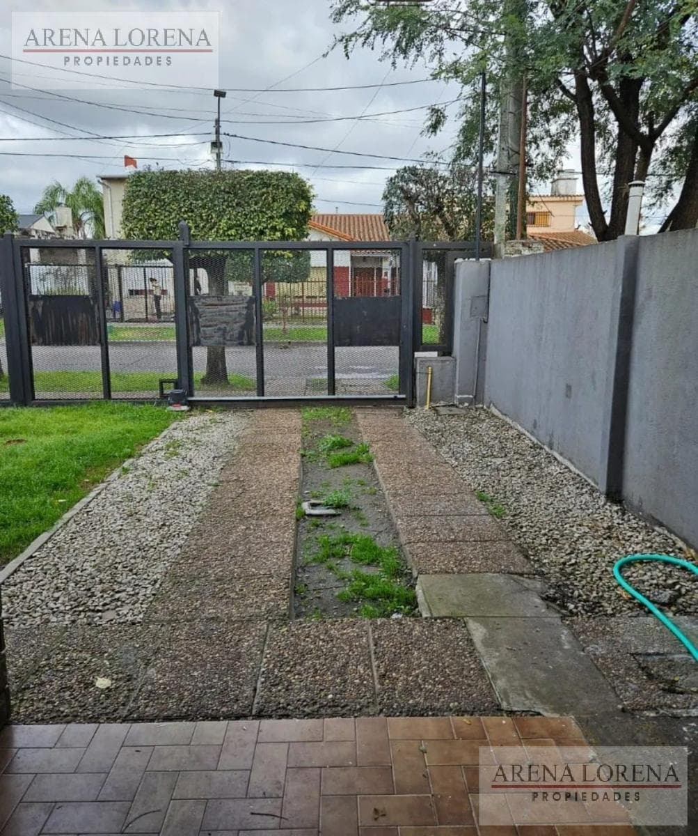 House for Sale: 3 Bedrooms, Pool Area in Ituzaingó Norte