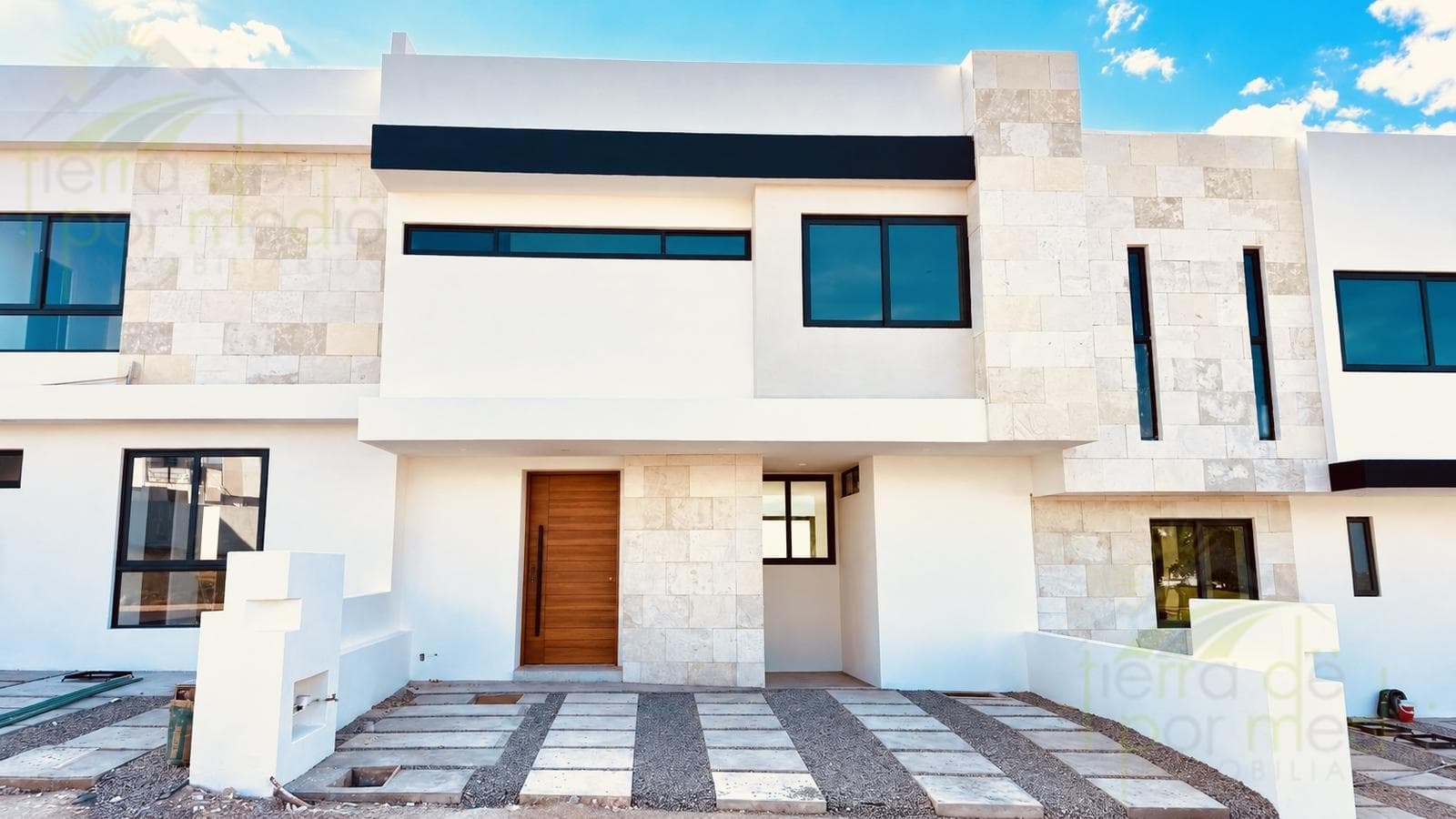 House with TV Room and Space for a Roof Garden, Juriquilla