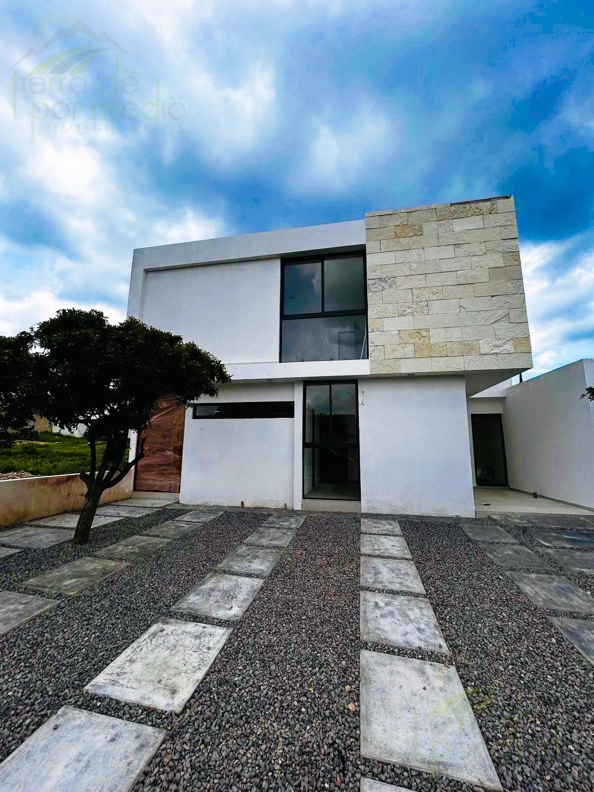 House with a 4th Bedroom on the Ground Floor, a Roof Garden, and a Yard in Juriquilla