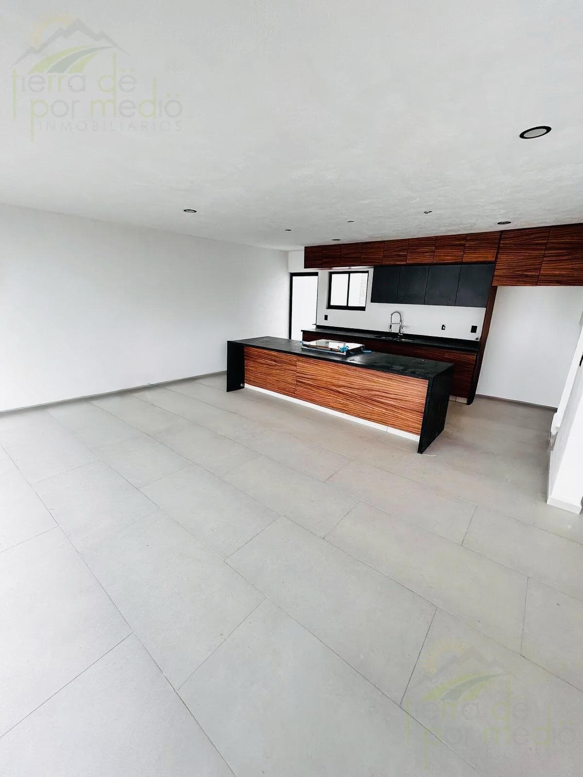 House with a 4th Bedroom on the Ground Floor, a Roof Garden, and a Yard in Juriquilla